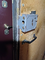 Установка нового замка ELP на железную дверь вместо отслужившего старого замка в Балахне.