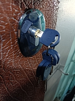 Установка новых замков на железную и деревянную дверь одной квартиры на Мызе.